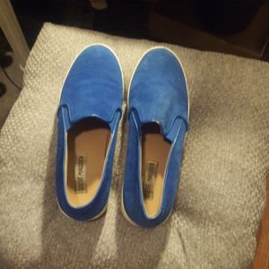 Blue and white platforms